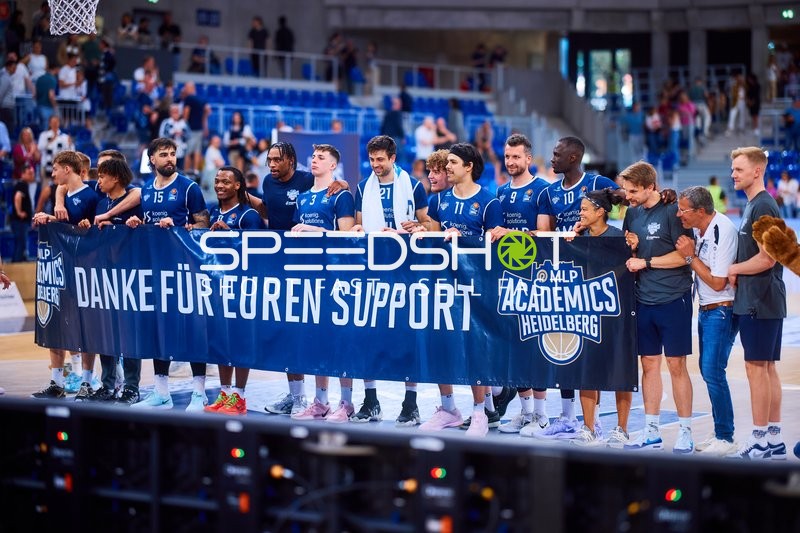 Team celebration Marcel Keßen (15;MLP Academics Heidelberg), , Paul Zipser (9;MLP Academics Heidelberg), 