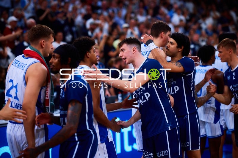 Handshake Michael Weathers (20;MLP Academics Heidelberg), Niklas Würzner (2;MLP Academics Heidelberg)