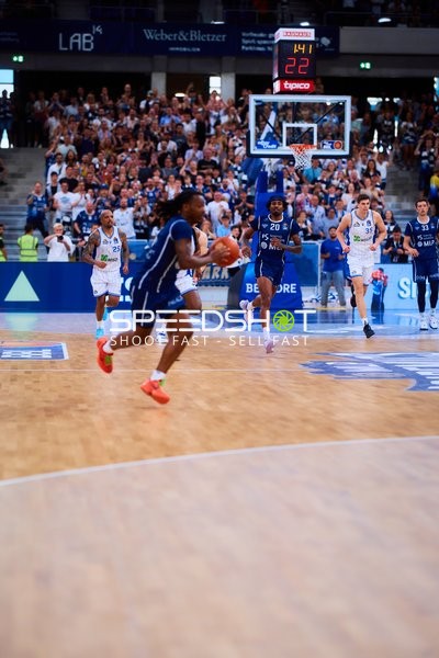 Fastbreak mit Michael Weathers (20;MLP Academics Heidelberg) und Jordan Theodore (25;Frankfurt Skyliners)