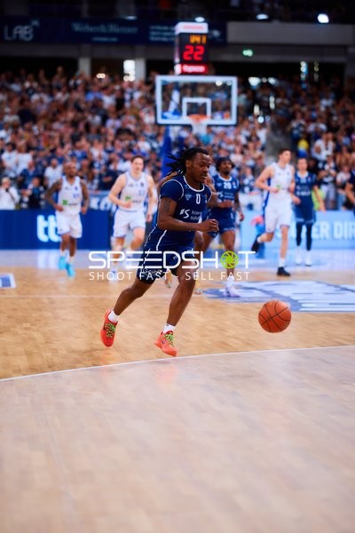 Dribbling DJ Horne (0;MLP Academics Heidelberg)