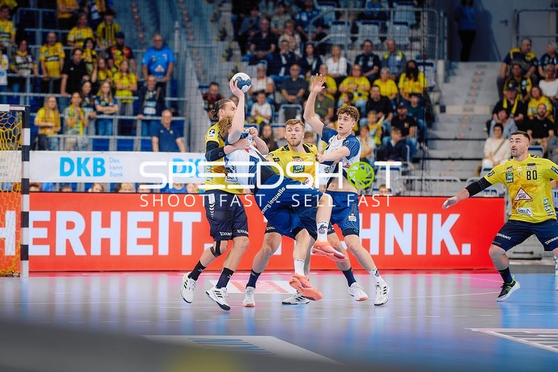 Block durch Steven Plucnar Jacobsen (9;Rhein Neckar Löwen) und Olle Forsell-Schefvert (25, Rhein Neckar Löwen)