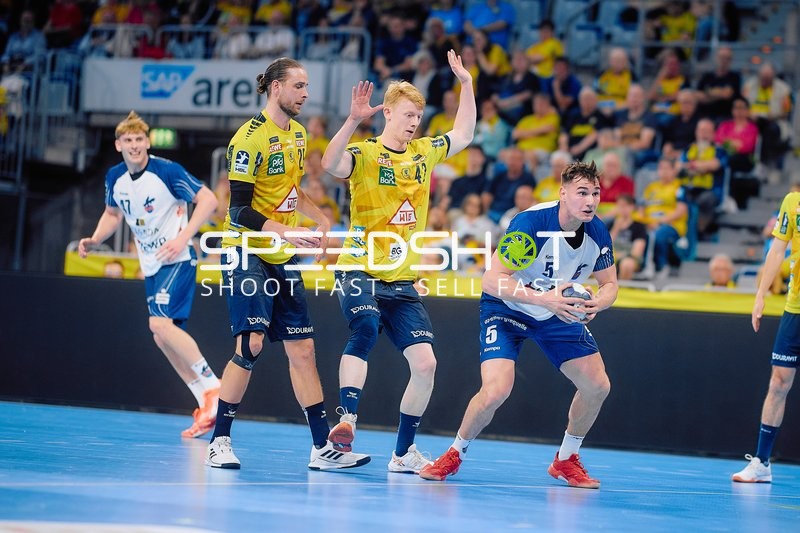 Ballbesitz Josip Simic (5;VfL Potsdam) gegen Jon Lindenchrone Andersen (42;Rhein Neckar Löwen)