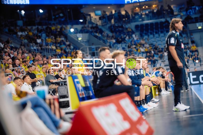 Spielerbank mit Juri Knorr (10;Rhein Neckar Löwen), Sebastian Heymann (13;Rhein Neckar Löwen)