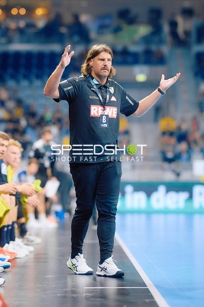 Sebastian Hinze (98, Rhein Neckar Löwen) gibt Anweisungen an sein Team