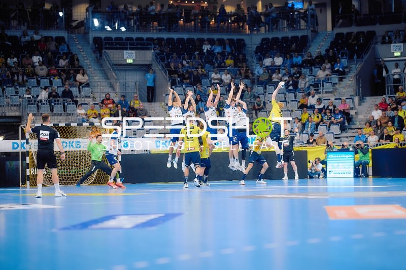 Wurf von Jon Lindenchrone Andersen (42, Rhein Neckar Löwen) gegen Mauer