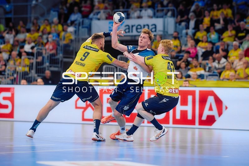 Tackle Steven Plucnar Jacobsen (9;Rhein Neckar Löwen), Jon Lindenchrone Andersen (42;Rhein Neckar Löwen) an Dustin Kraus (47, VfL Potsdam)
