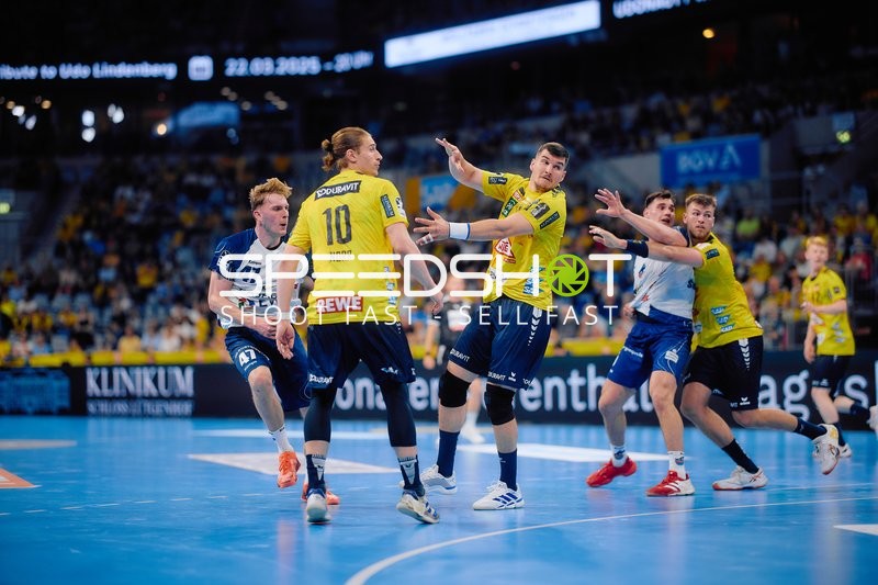 Juri Knorr (10, Rhein Neckar Löwen) Wurfversuch gegen 47, VfL Potsdam