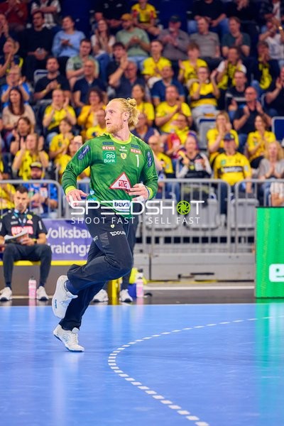 Torwart in Bewegung Mikael Appelgren (1;Rhein Neckar Löwen)