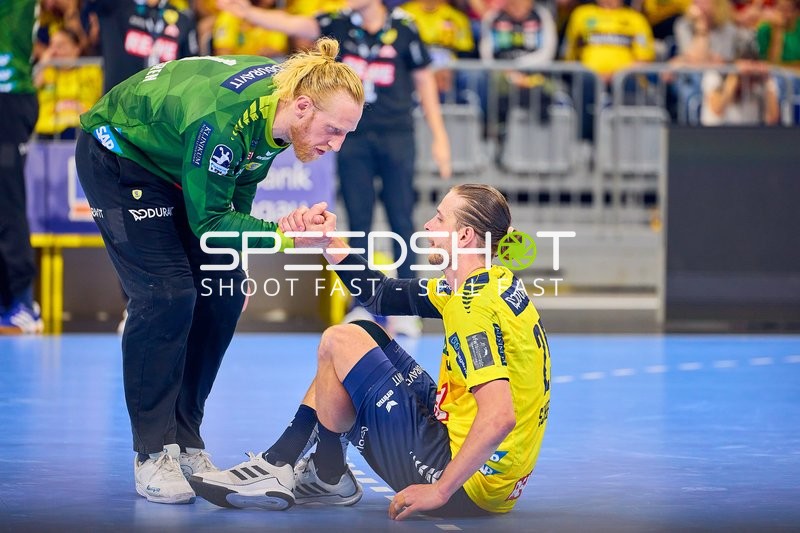 Mikael Appelgren (1, Rhein Neckar Löwen) hilft Olle Forsell-Schefvert (25, Rhein Neckar Löwen)