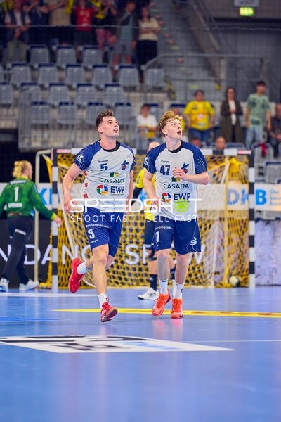 Spieler laufen Josip Simic (5;VfL Potsdam), Dustin Kraus (47;VfL Potsdam)