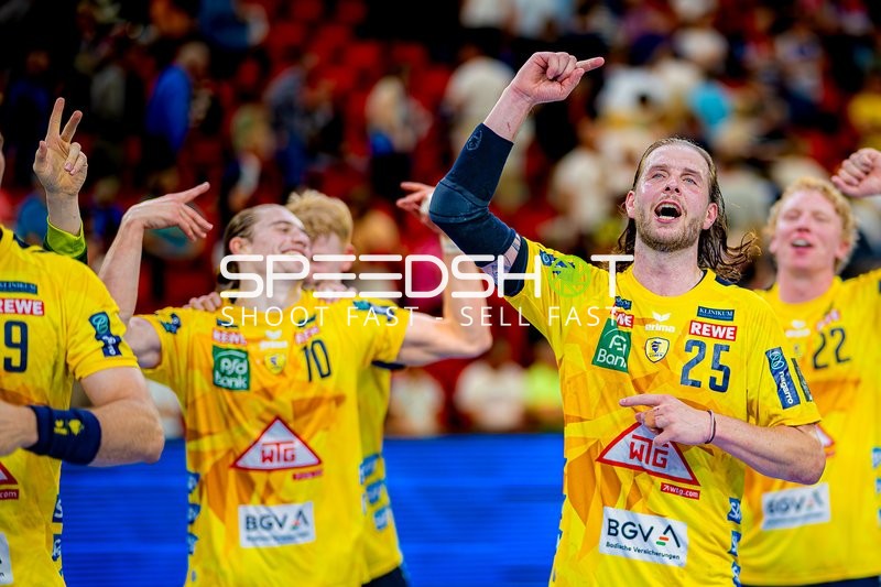 Feier nach Spielende Olle Forsell-Schefvert (25;Rhein Neckar Löwen), Juri Knorr (10;Rhein Neckar Löwen), Gustav Davidsson (22;Rhein Neckar Löwen), Patrick Groetzki (24;Rhein Neckar Löwen)