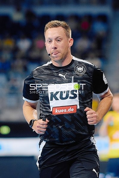 Laufender Schiedsrichter ohne Spieler