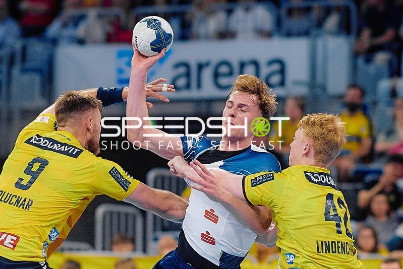 Tackle Steven Plucnar Jacobsen (9;Rhein Neckar Löwen), Jon Lindenchrone Andersen (42;Rhein Neckar Löwen) an Dustin Kraus (47, VfL Potsdam)