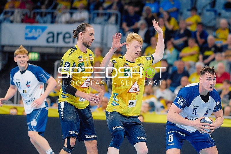 Ballbesitz Josip Simic (5;VfL Potsdam) gegen Jon Lindenchrone Andersen (42;Rhein Neckar Löwen)