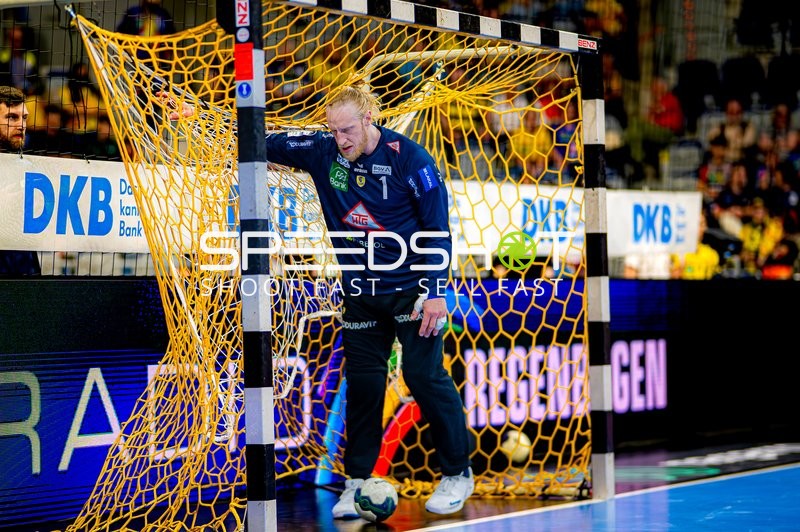 Torwart Mikael Appelgren (1;Rhein Neckar Löwen) bereitet Abwurf vor