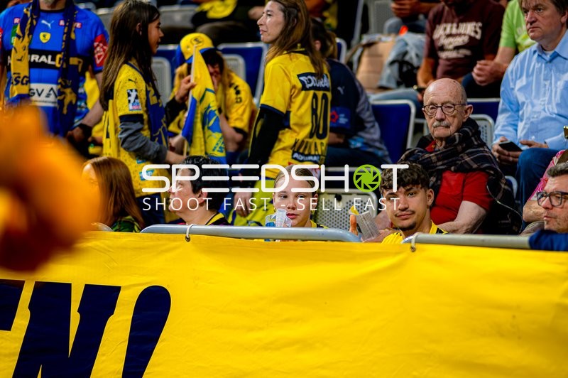 Zuschauer in Gelb-Trikots