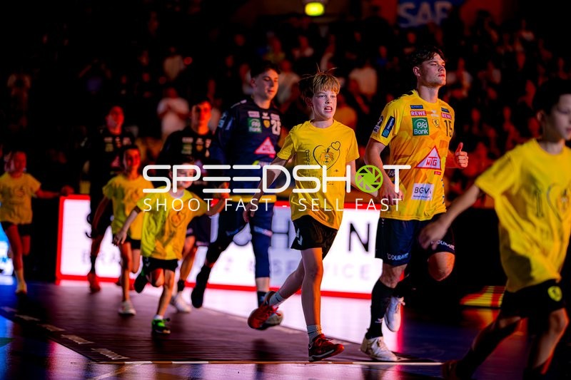 Einlauf mit David Móré (15;Rhein Neckar Löwen) und Kindern