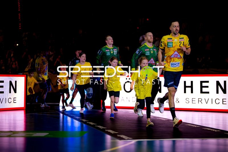 Einlauf Rhein Neckar Löwen David Späth (29;Rhein Neckar Löwen), Mikael Appelgren (1;Rhein Neckar Löwen), Patrick Groetzki (24;Rhein Neckar Löwen)