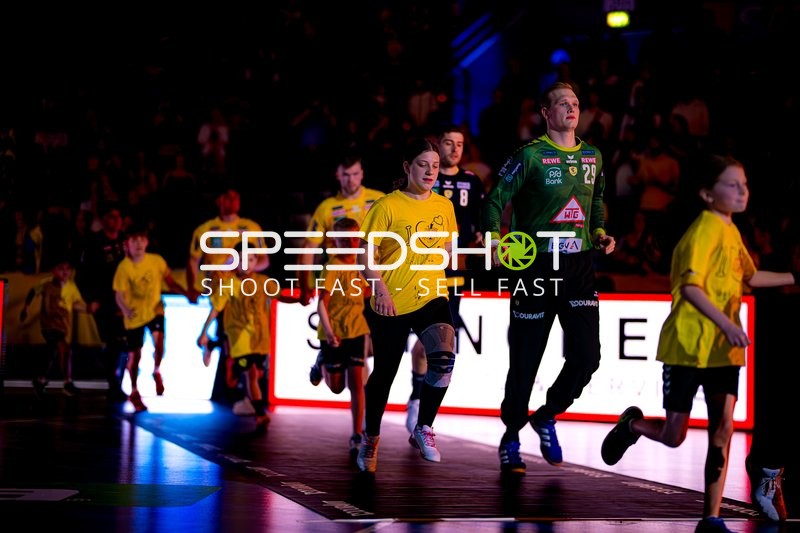 Spieler-Einlauf mit David Späth (29;Rhein Neckar Löwen), Tim Nothdurft (8;Rhein Neckar Löwen), Steven Plucnar Jacobsen (9;Rhein Neckar Löwen)