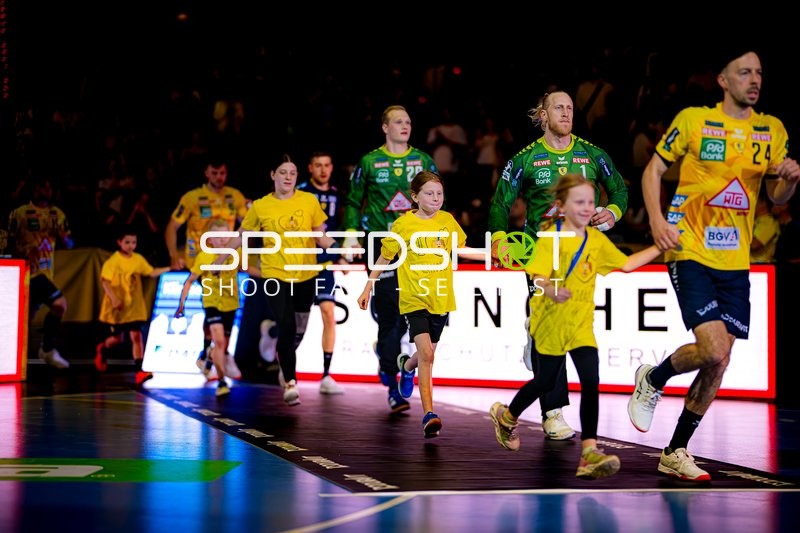 Spieler-Einlauf mit Kindern David Späth (29;Rhein Neckar Löwen), Mikael Appelgren (1;Rhein Neckar Löwen)