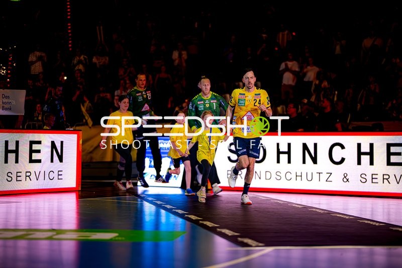 Einlaufen Patrick Groetzki (24;Rhein Neckar Löwen), Mikael Appelgren (1;Rhein Neckar Löwen), 40; Rhein Neckar Löwen