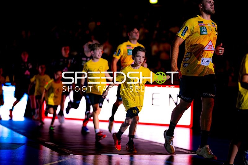 Einlauf mit Steven Plucnar Jacobsen (9;Rhein Neckar Löwen), David Móré (15;Rhein Neckar Löwen)