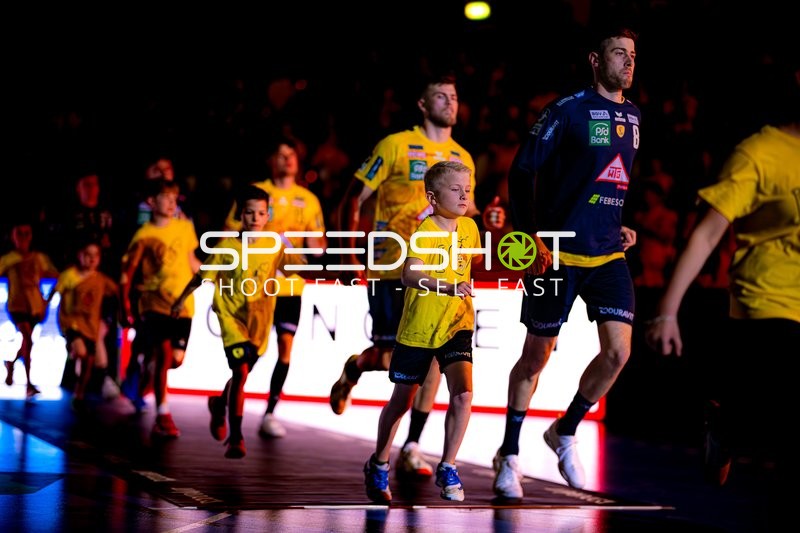 Spieler Einlauf Steven Plucnar Jacobsen (9;Rhein Neckar Löwen), Tim Nothdurft (8;Rhein Neckar Löwen)