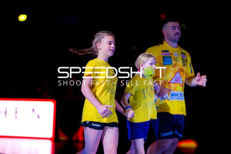 Einlauf mit Jannik Kohlbacher (80;Rhein Neckar Löwen)