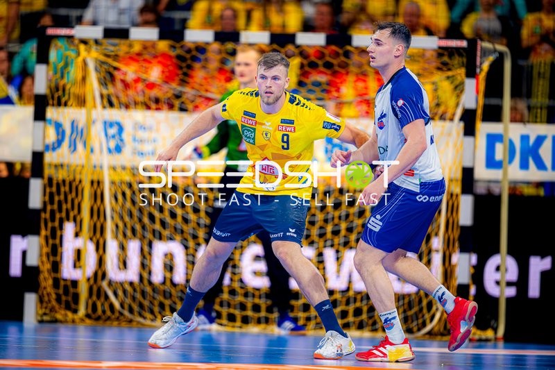 Defensive Aktion Steven Plucnar Jacobsen (9;Rhein Neckar Löwen)