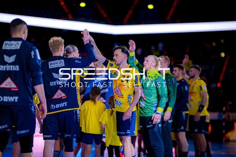 Patrick Groetzki (24, Rhein Neckar Löwen) begrüßt Spieler