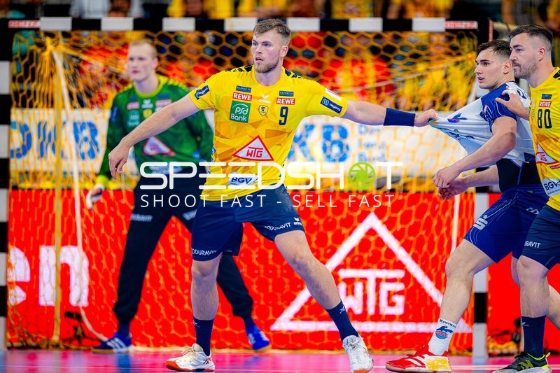 Abwehraktion Steven Plucnar Jacobsen (9;Rhein Neckar Löwen), Jannik Kohlbacher (80;Rhein Neckar Löwen)