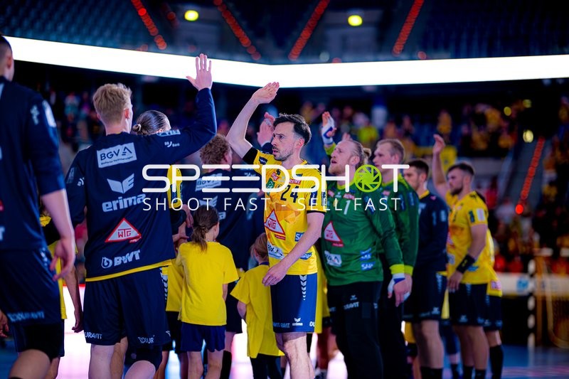 Abklatschen Patrick Groetzki (24;Rhein Neckar Löwen), David Späth (29;Rhein Neckar Löwen), Mikael Appelgren (1;Rhein Neckar Löwen)