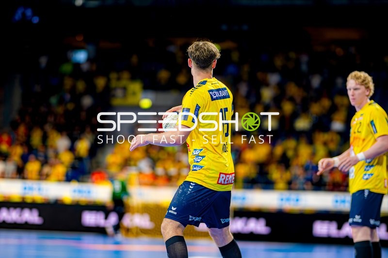 Ballbesitz David Móré (15;Rhein Neckar Löwen), Gustav Davidsson (22;Rhein Neckar Löwen)