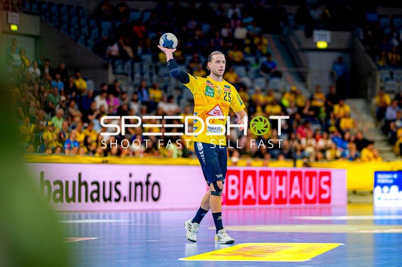 Wurfvorbereitung Olle Forsell-Schefvert (25;Rhein Neckar Löwen)