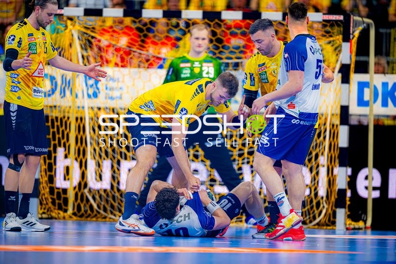 Foul Jannik Kohlbacher (80;Rhein Neckar Löwen) an Elias Kofler (10;1. VfL Potsdam)