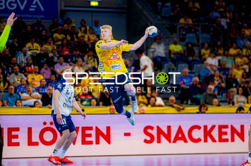 Wurf von Jon Lindenchrone Andersen (42;Rhein Neckar Löwen) über Dustin Kraus (47;1. VfL Potsdam)