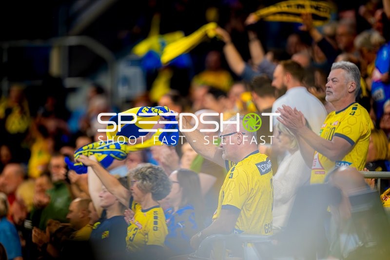 Fans feiern vor Spielstart