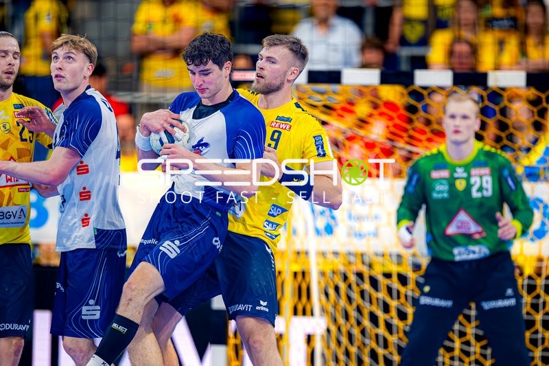 Elias Kofler (10, 1. VfL Potsdam) hält Ball gegen Steven Plucnar Jacobsen (9, Rhein Neckar Löwen)