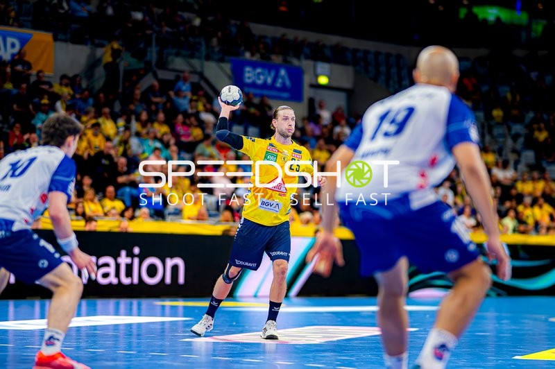 Wurfvorbereitung Olle Forsell-Schefvert (25;Rhein Neckar Löwen) gegen David Cyrill Akakpo (19;1. VfL Potsdam), Elias Kofler (10;1. VfL Potsdam)