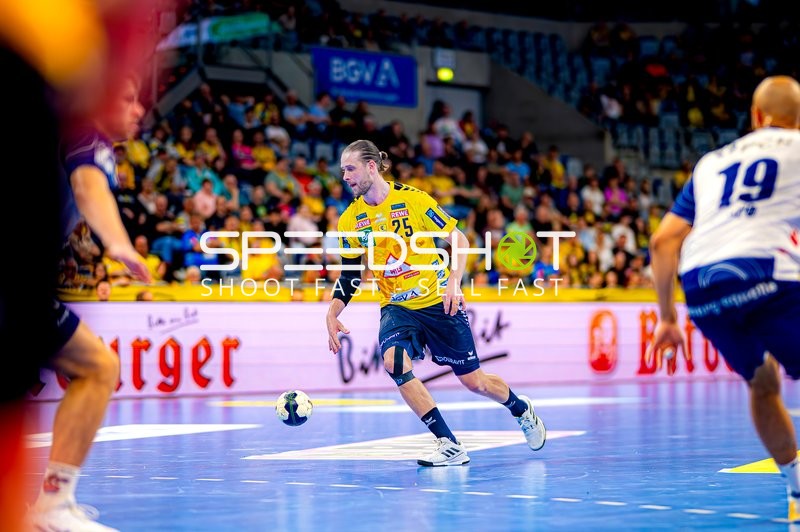 Dribbling Olle Forsell-Schefvert (25;Rhein Neckar Löwen) gegen David Cyrill Akakpo (19;1. VfL Potsdam)