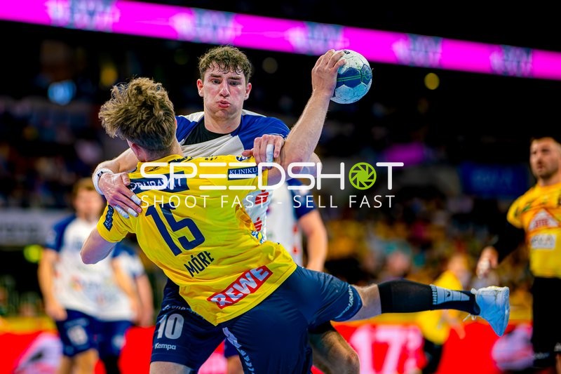 Wurf David Móré (15;Rhein Neckar Löwen) gegen Elias Kofler (10;1. VfL Potsdam)