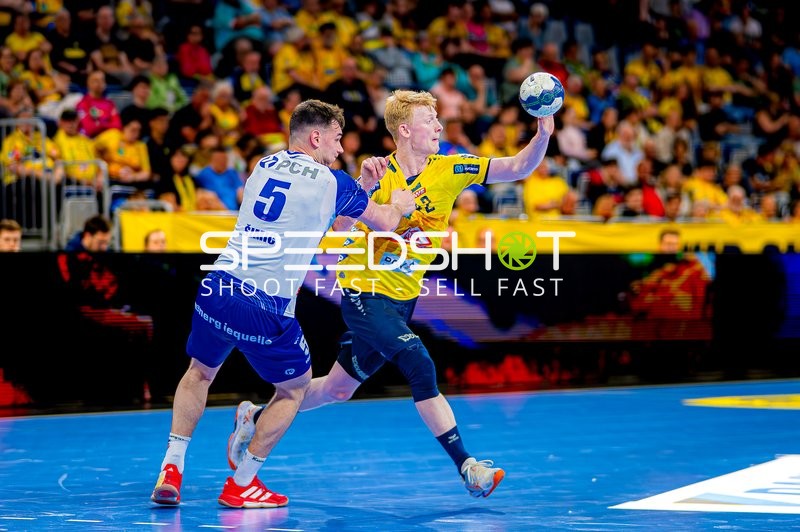 Wurf Jon Lindenchrone Andersen (42;Rhein Neckar Löwen) gegen Josip Simic (5;1. VfL Potsdam)