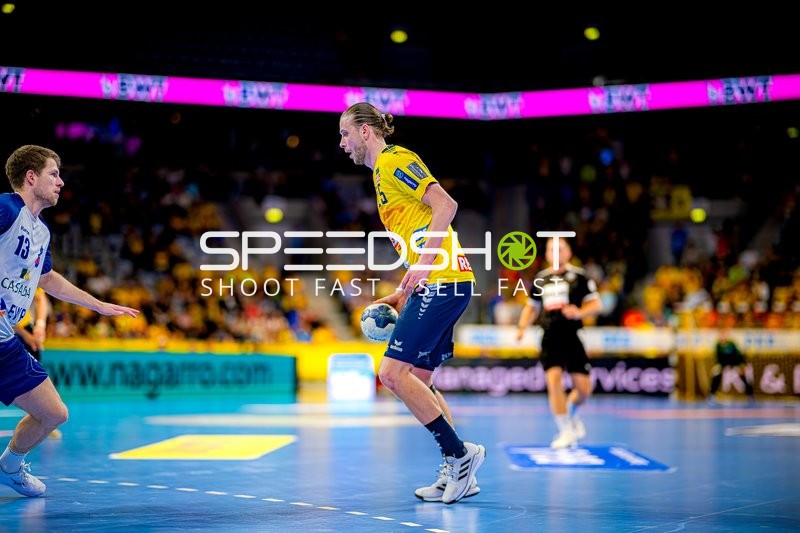 Ballführung Olle Forsell-Schefvert (25;Rhein Neckar Löwen) gegen Joshua Thiele (13;1. VfL Potsdam)