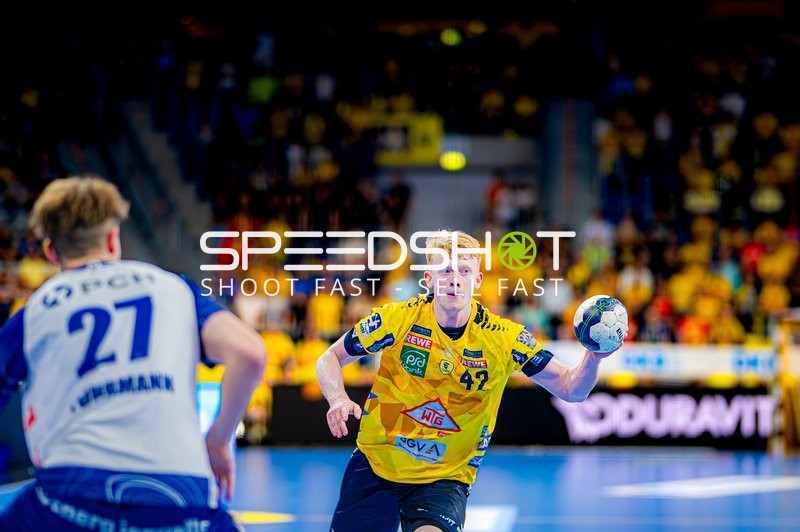 Wurf von Jon Lindenchrone Andersen (42;Rhein Neckar Löwen) gegen Nils Fuhrmann (27;1. VfL Potsdam)