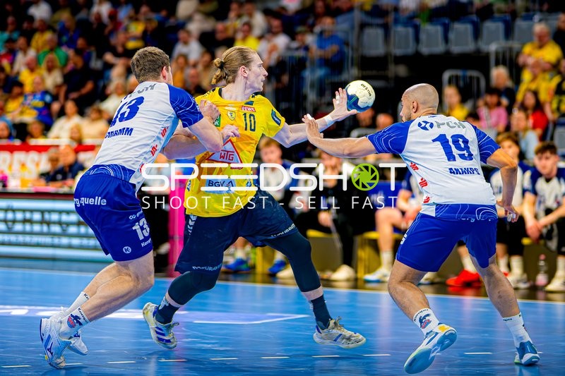 Block Juri Knorr (10;Rhein Neckar Löwen) gegen Joshua Thiele (13;1. VfL Potsdam), David Cyrill Akakpo (19;1. VfL Potsdam)