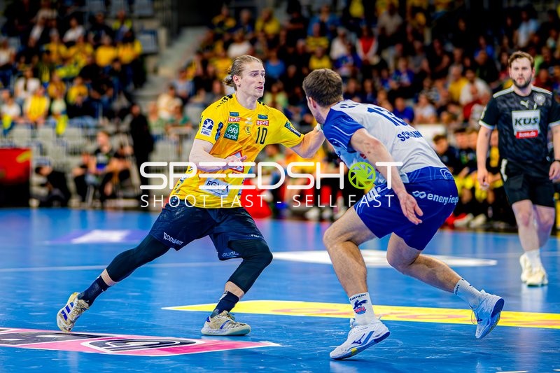 Dribbling Juri Knorr (10;Rhein Neckar Löwen) gegen 1. VfL Potsdam