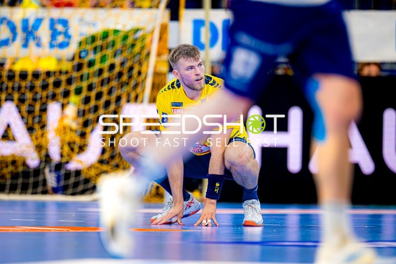 Ballkontakt Steven Plucnar Jacobsen (9;Rhein Neckar Löwen)