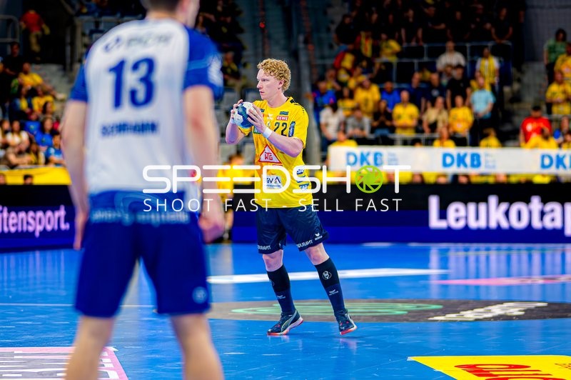 Gustav Davidsson (22, Rhein Neckar Löwen) mit Ball
