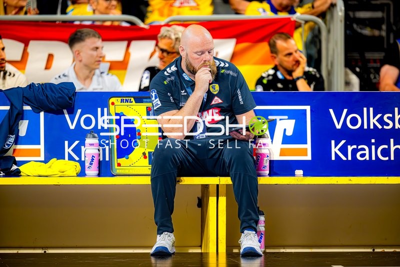 Co-Trainer Dragan Jerkovic (98;Rhein Neckar Löwen) analysiert Taktik