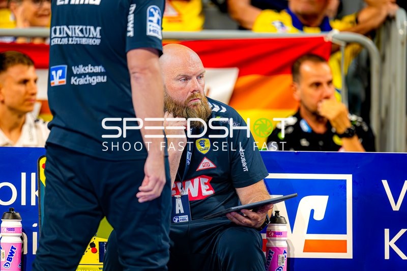 Co-Trainer Dragan Jerkovic (98;Rhein Neckar Löwen) beobachtet Spiel